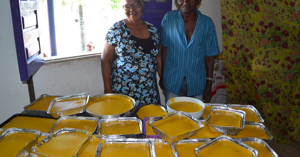 Seu Dú e dona Crispina oferecem canjica para os vizinhos há 50 anos. Foto: Olá Bahia