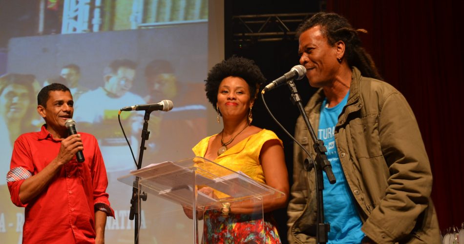 Os apresentadores Maryzelia e Elias Lucio ao lado Girlanio Guirra idealizador e organizador do Troféu Oscar Folia