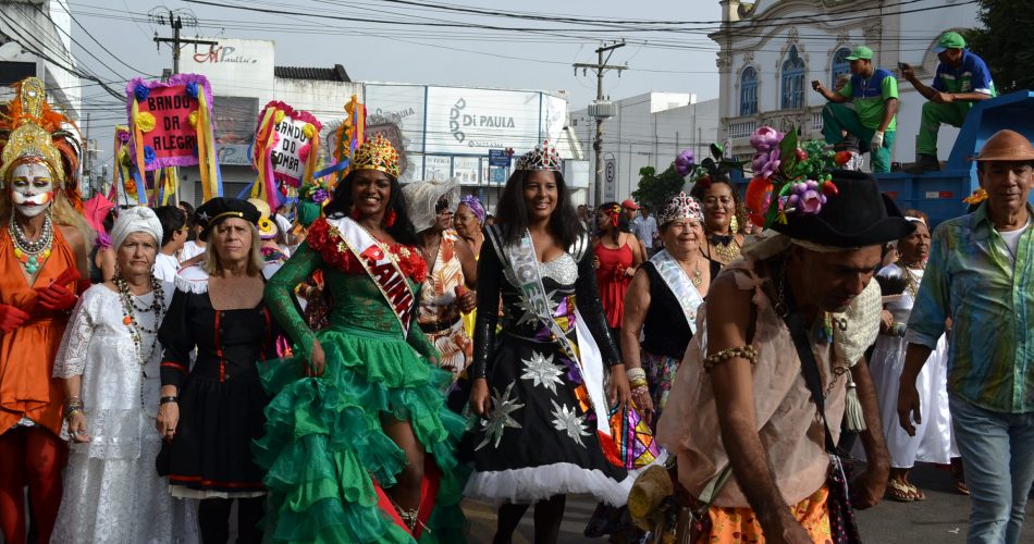 Majestades do Bando seguem à frente do cortejo. Foto: Olá Bahia