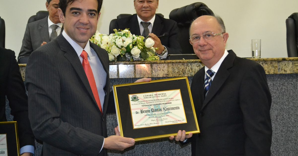 Ministro Bruno Dantas com o prefeito José Ronaldo na solenidade que lhe concedeu o Título de Cidadão Feirense (Foto: Meiryelle Souza/Olá Bahia)