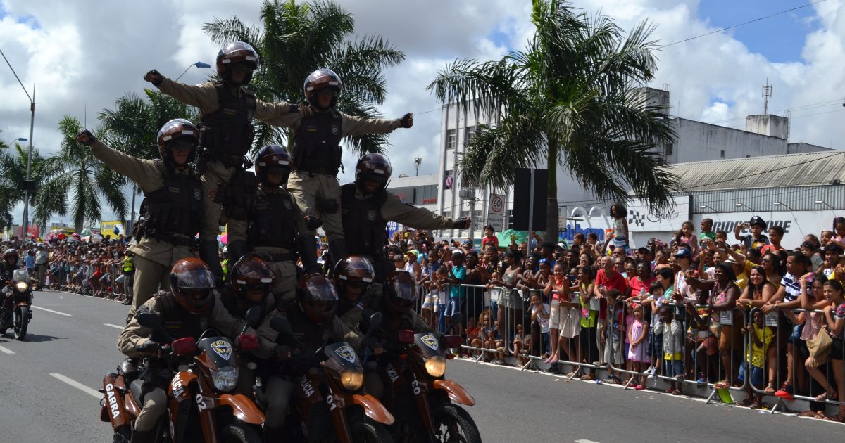 Pirâmide humana sobre motos da Polícia Militar foi aplaudida pelo público (Foto: Meiryelle Souza/Olá Bahia)