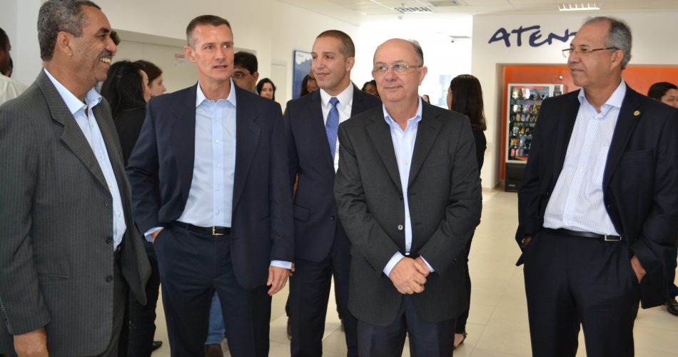 A Atento Brasil lançou uma nova plataforma de operações na manhã desta terça-feira (7) em Feira de Santana. Com isso, a empresa que presta serviço de call Center na cidade alarga os números de postos de trabalho, já que contratou 2.500 pessoas. 
França, EUA, México, Espanha, Chile e Marrocos são alguns dos países onde a Atento atua. A Atento Brasil em Feira de Santana presta serviço de call center para a operadora de telefonia móvel Vivo, nos estados da Bahia, São Paulo e Rio de Janeiro. A empresa tem três plataformas de operações na Bahia. 
O diretor geral da Atento Brasil, Nelson Armbrust, salientou com satisfação que as mulheres integram 85% do corpo de colaboradores. Com satisfação também anunciou que 560 pessoas foram contratadas para o seu primeiro emprego na unidade. Executivos e representantes da empresa em outros países; o prefeito José Ronaldo de Carvalho; o secretário de Desenvolvimento Urbano do Estado, Carlos Martins; o deputado estadual Carlos Geilson e o secretário de Desenvolvimento Econômico, Antônio Carlos Borges Júnior também estiveram no evento.