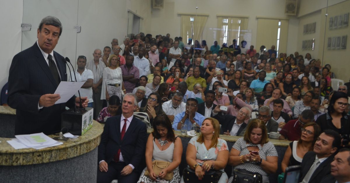 Após ser empossado, prefeito Colbert Filho discurso no Plenário da Câmara Municipal (Foto: Meiryelle Souza/Olá Bahia)