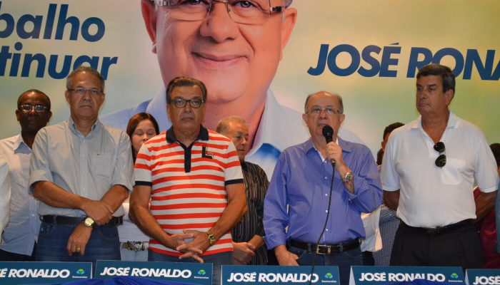 José Ronaldo anuncia oficialmente sua candidatura à reeleição da prefeitura de Feira com Colbert Martins como vice da chapa (Foto: Meiryelle Souza)
