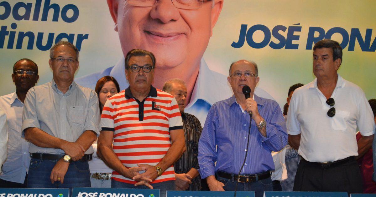 José Ronaldo anuncia oficialmente sua candidatura à reeleição da prefeitura de Feira com Colbert Martins como vice da chapa (Foto: Meiryelle Souza)