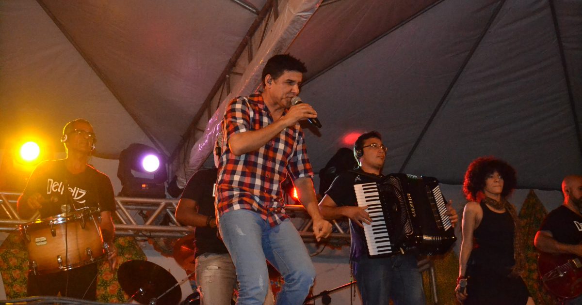 O cantor Del Feliz foi uma das atrações da noite de São João em Tanquinho. (Foto: Olá Bahia)