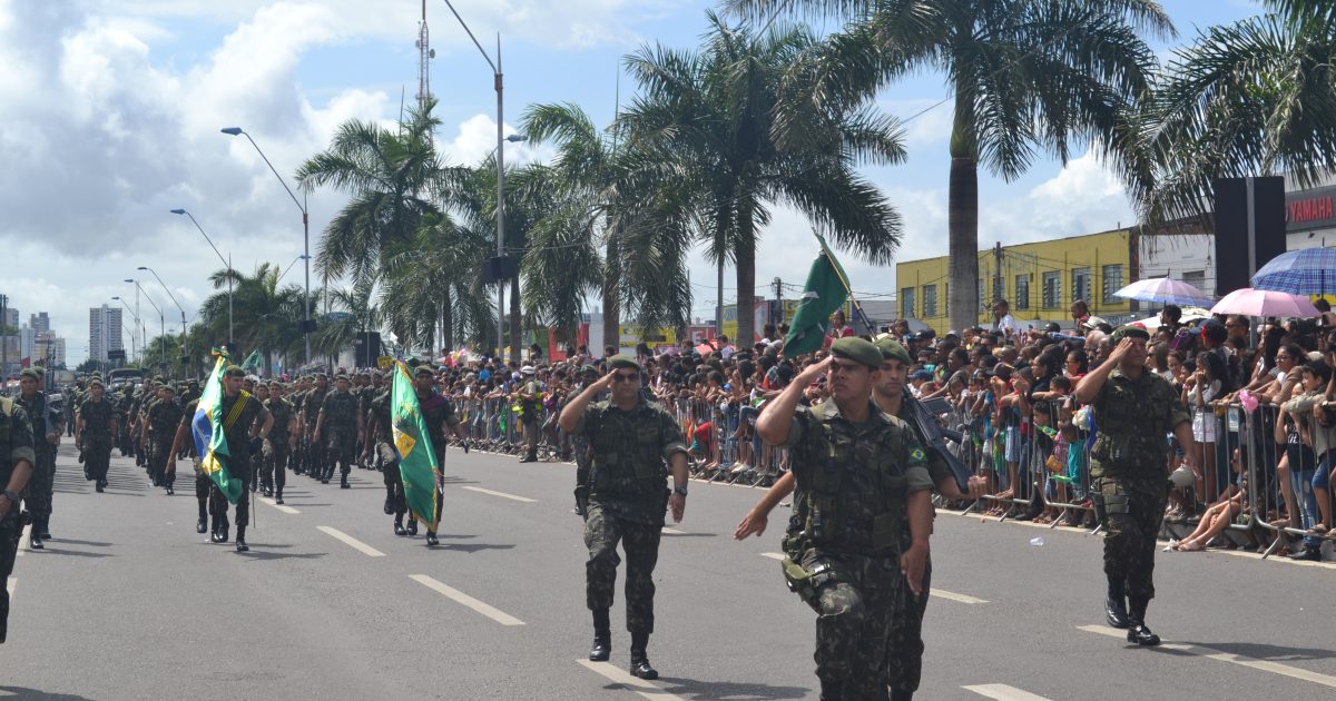 Desfile de 7 de Setembro é acompanhado por milhares de pessoas em Feira de Santana (Foto: Meiryelle Souza)