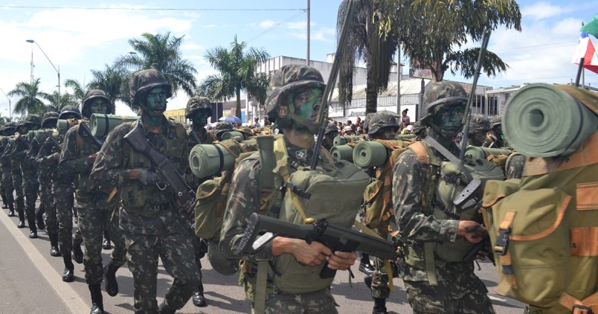 Desfile do Exército com integrantes do 35º Batalhão de Infantaria (Foto: Meiryelle Souza)