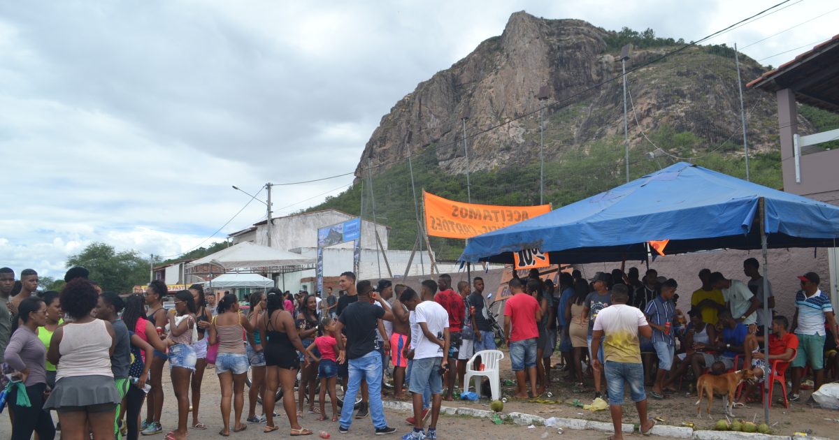 Centenas de pessoas sobem o monte da Emancipação na Sexta-feira da Paixão (Foto: Meiryelle Souza/Olá Bahia)