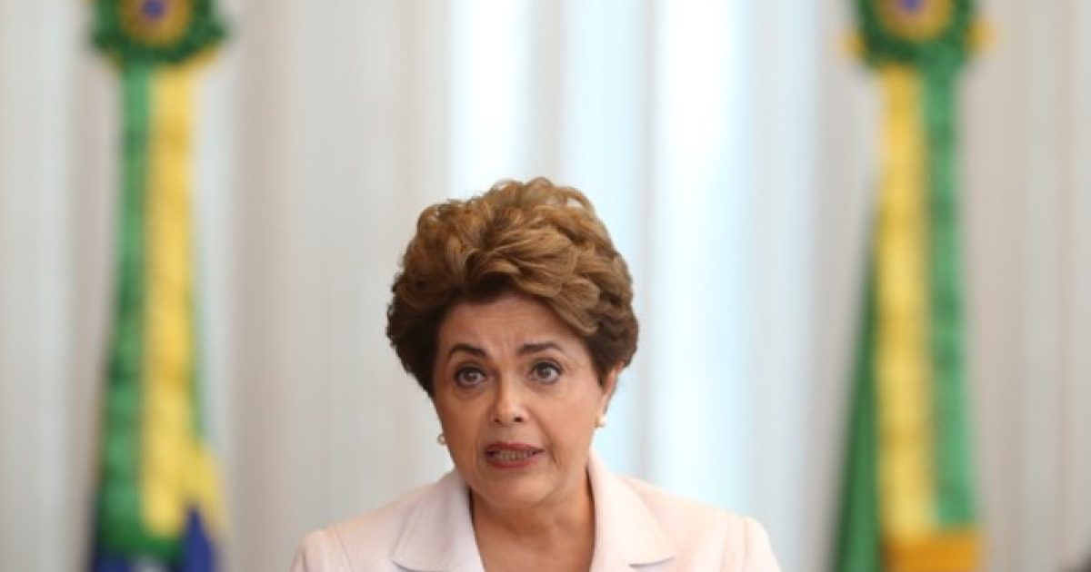 Dilma faz a leitura de carta à nação no Palácio da Alvorada, em Brasília (Foto: Dida Sampaio/Estadão Conteúdo/Reprodução/G1)