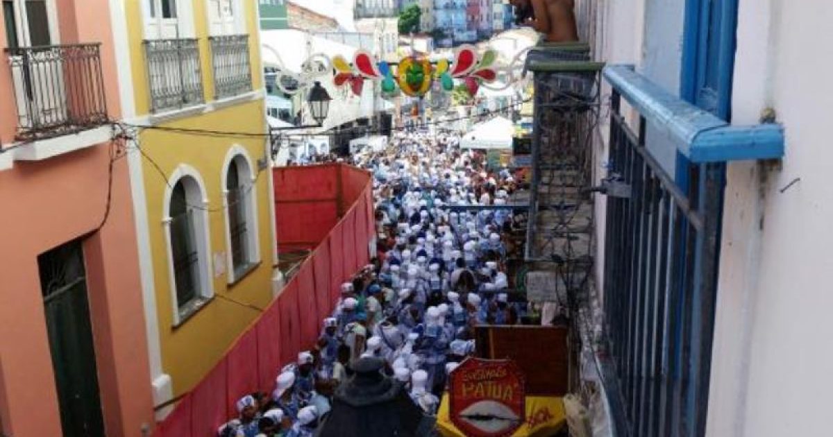 Bloco Afoxé Filhos de Gandhy desfila no centro histórico de Salvador pelo 68º ano com mensagem de paz e de resistência (Foto: Sayonara Moreno/Agência Brasil)