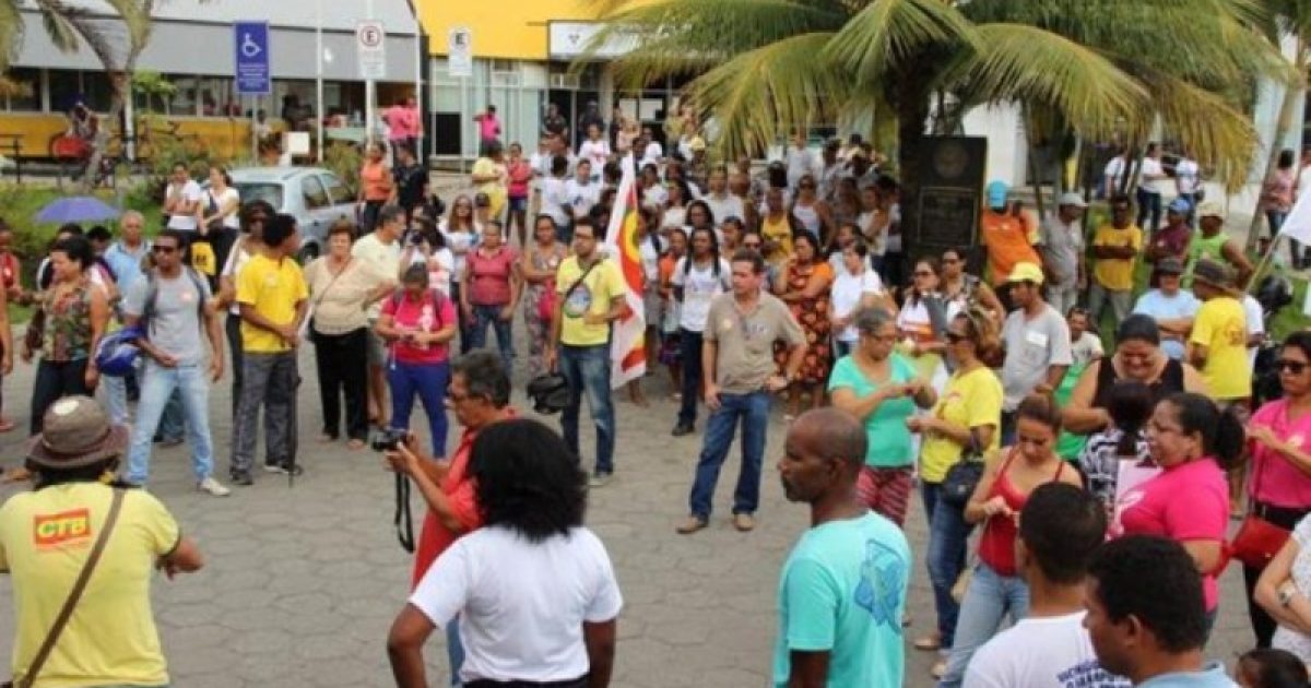 Servidores protestam no estacionamento do centro administrativo de Itabuna. (Foto: Reprodução / PimentaBlog)