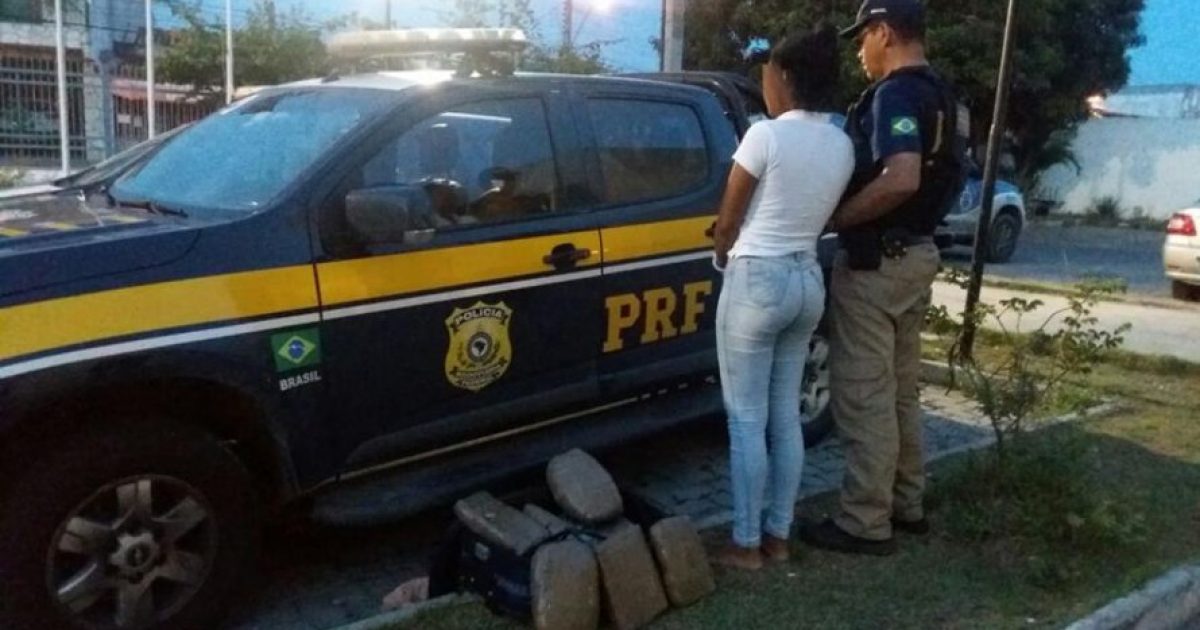 De acordo com a PRF, a mulher foi apontada como traficante estaria transportando a droga para Salvador. (Foto: Divulgação/PRF)
