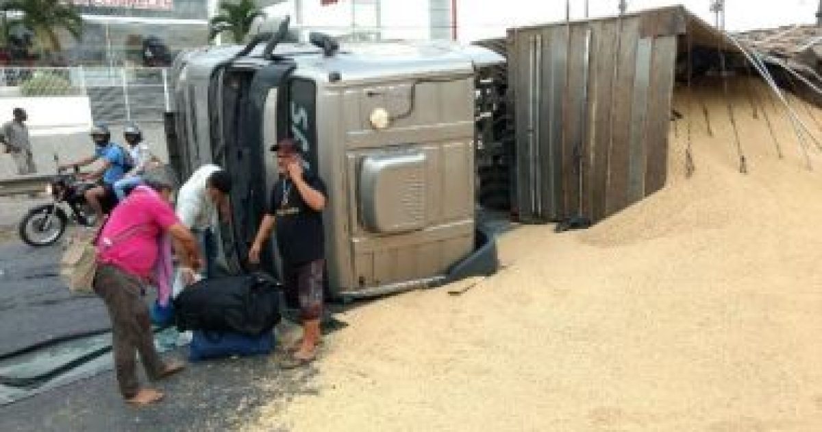 O motorista Durval Nascimento informou que a carga pendeu logo após ele sair da Avenida de Contorno e descer o viaduto (Foto: Paulo José / Acorda Cidade)