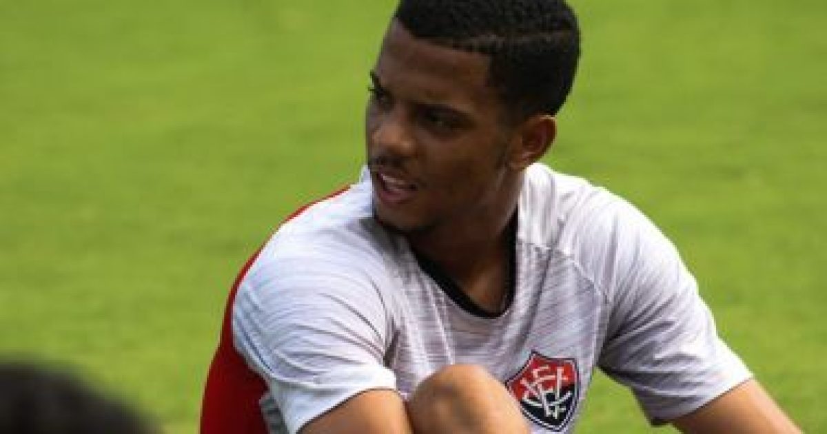 o atacante Flávio teve o seu contrato renovado com o clube até 31 de dezembro de 2021 (Foto: Maurícia da Matta/ Divulgação / Vitória)