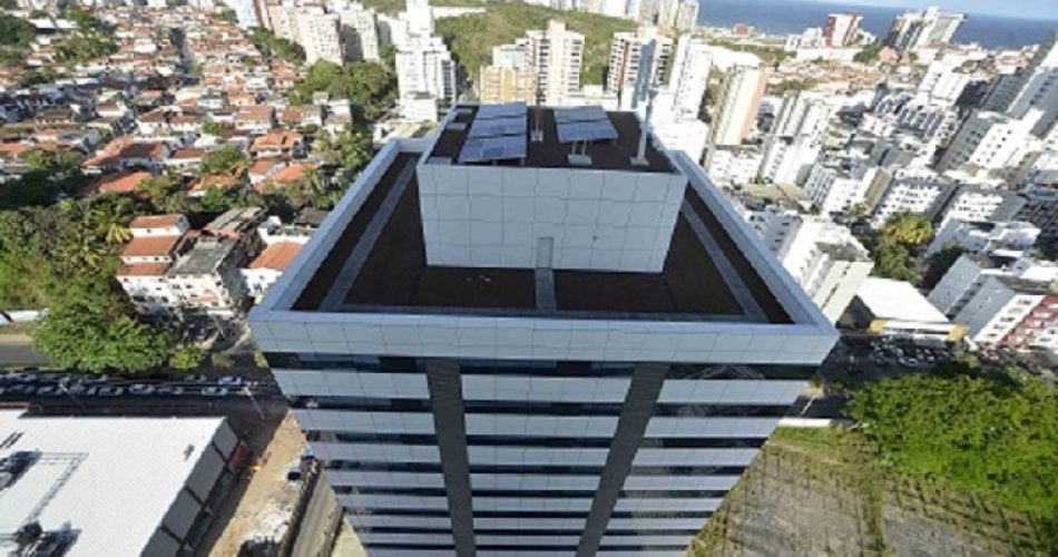 Empreendimento comercial Civil Tower, localizado no bairro Costa Azul, tornou-se o mais novo prédio em Salvador a aderir ao IPTU Verde (Foto: Jefferson Peixoto Secom PMS)