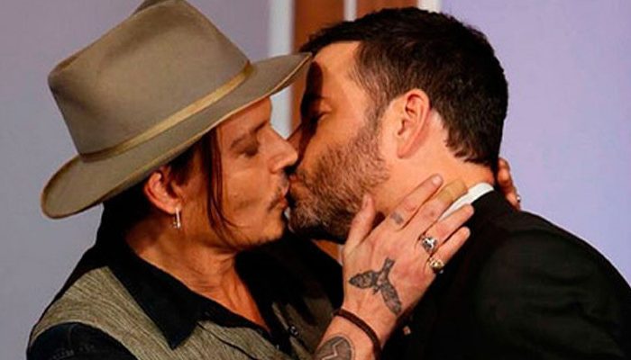 Após receber elogios, ator Johnny Depp beija o apresentador Jimmy Kimmel. Foto: Divulgação/ABC