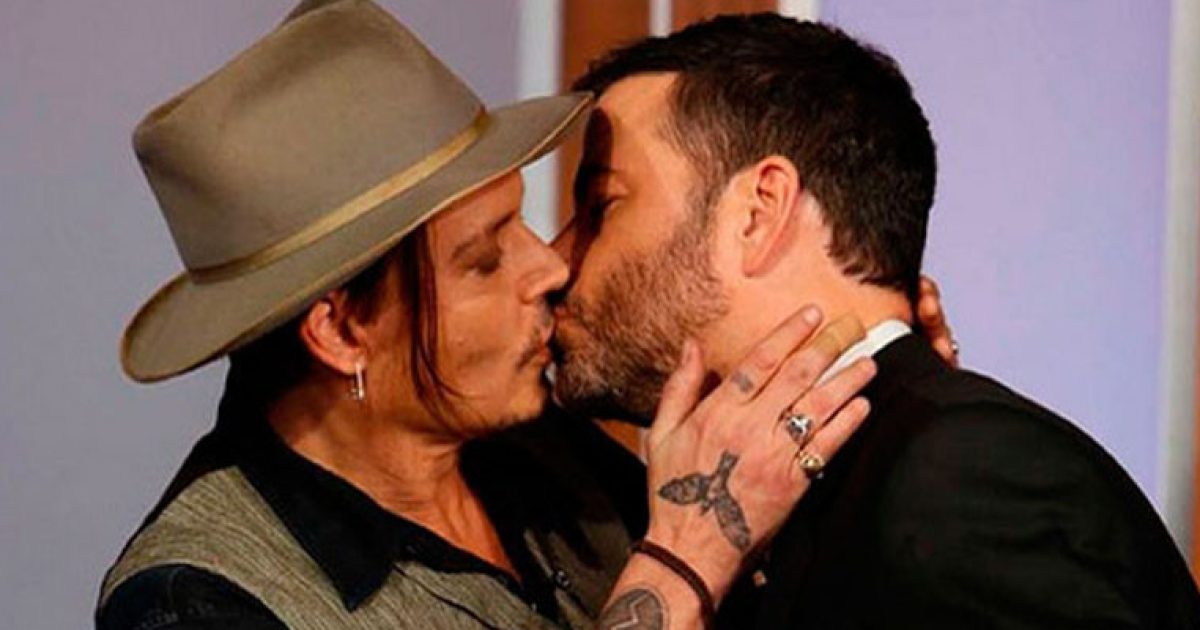 Após receber elogios, ator Johnny Depp beija o apresentador Jimmy Kimmel. Foto: Divulgação/ABC