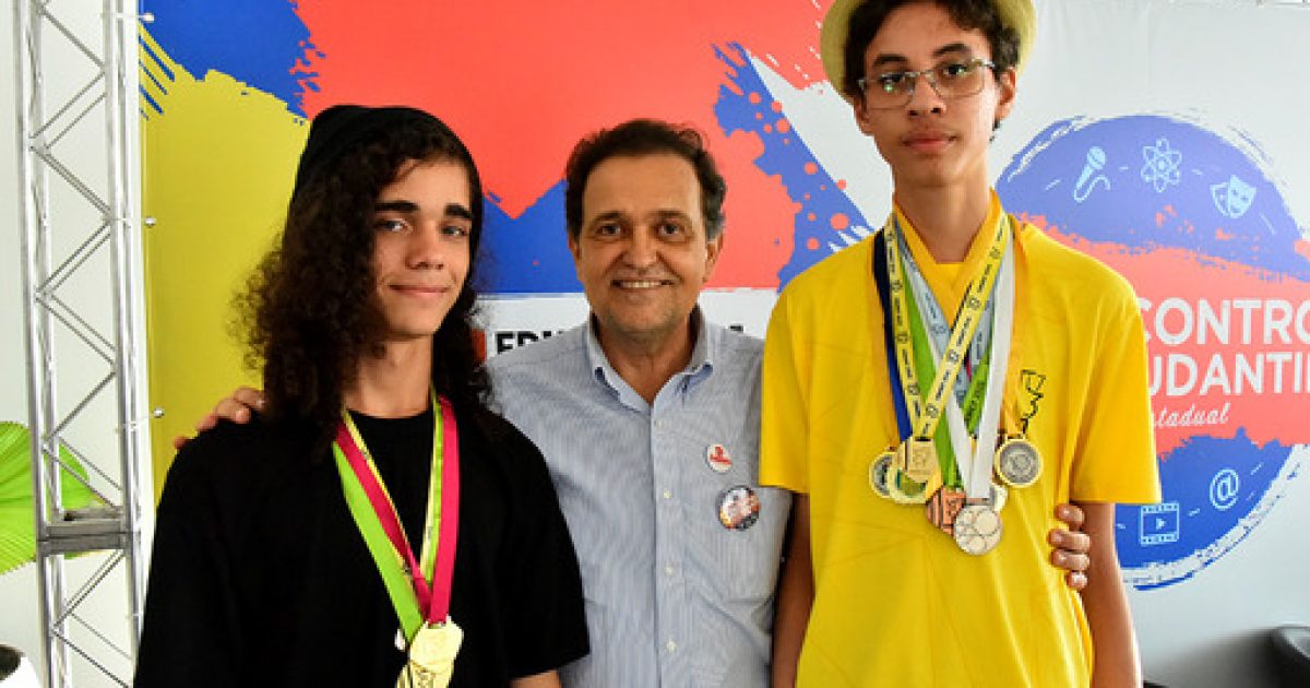 Luan, 16, e Dikson, 15, foram homenageados pelo secretário estadual da Educação, Walter Pinheiro (Foto: Ascom/Educação)