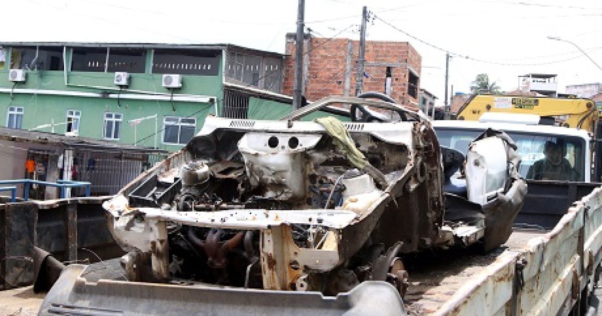 Automóveis abandonados foram recolhidos e encaminhados para o Setor de Guarda de Bens Apreendidos (Foto: Bruno Concha/Prefeitura de Salvador)