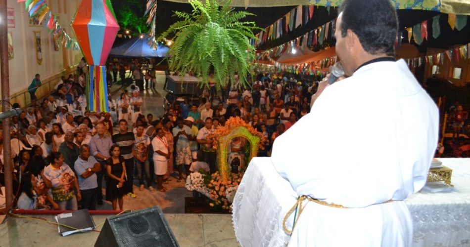 Padre Edmundo agradeceu a dedicação e empenho de todos que contribuíram para a realização do trezenário deste ano. Foto: Olá Bahia