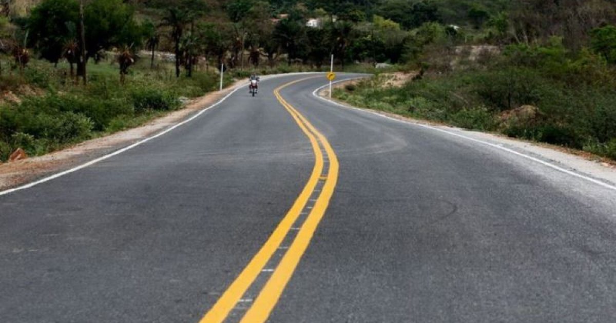 Estrada recebe cerca de 540 veículos/dia e a pavimentação chega perto de um garimpo de esmeraldas (Foto: Manu Dias/GOVBA)