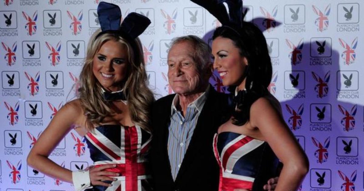 Hugh Hefner ao lado de duas garçonetes do Playboy Club, em Londres. Foto: Reprodução/ Deutsche Welle