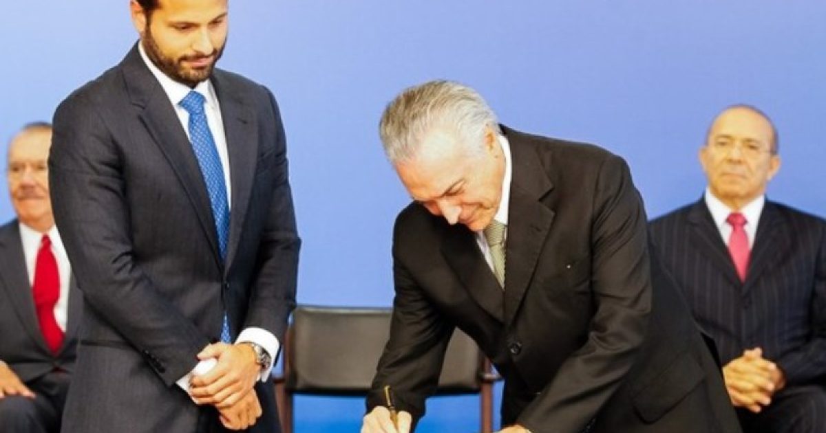 O presidente em exercício Michel Temer dá posse ao novo ministro da Cultura, Marcelo Calero. (Foto: Beto Barata/Presidência da República)