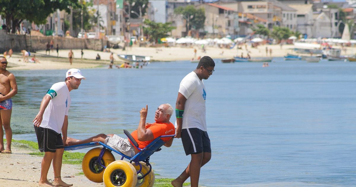 Iniciativa que visa promover o banho de mar, esporte e lazer adaptados para pessoas com deficiência ou dificuldade de locomoção. (Foto: Reprodução/Facebook/Projeto ParaPraia)