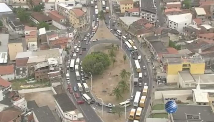 Motoristas e cobradores de ônibus fizeram carreata cobrando mais segurança. Foto: Reprodução/TV Bahia