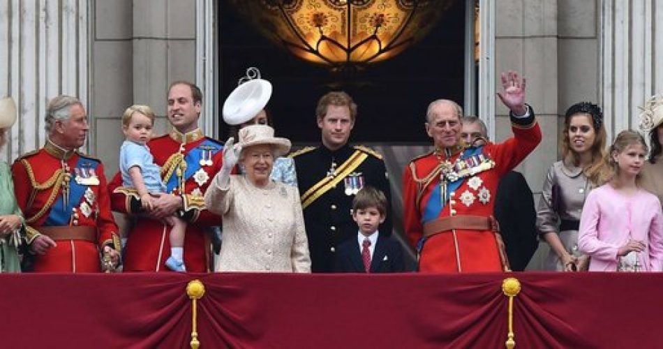 Membros da família real acenam para a multidão na varanda do Palácio de Buckingham. Foto: Ben Stansall/AFP.