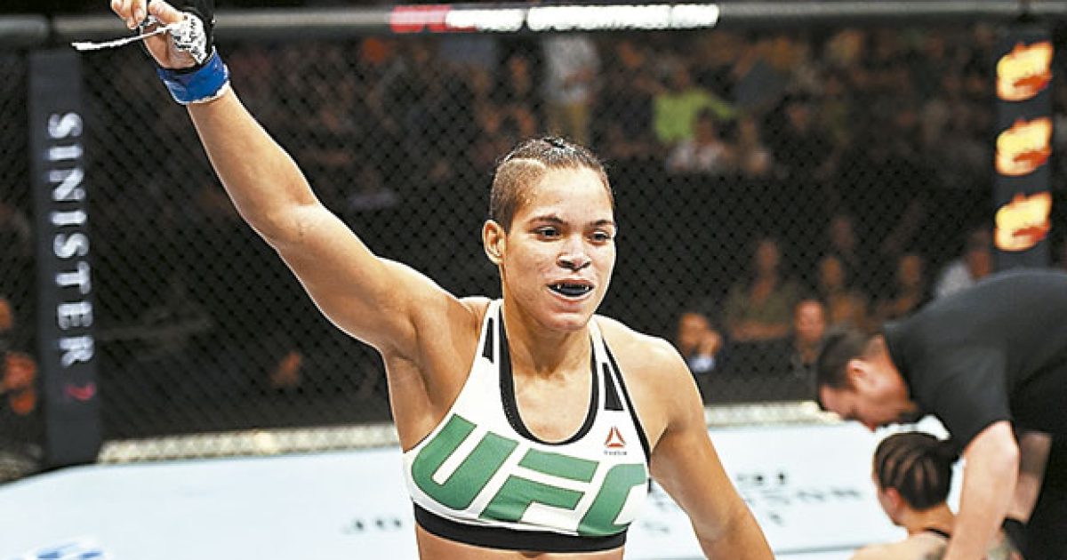 Baiana comemorou a vitória sobre a americana Sara McMann (Foto: Divulgação/UFC)