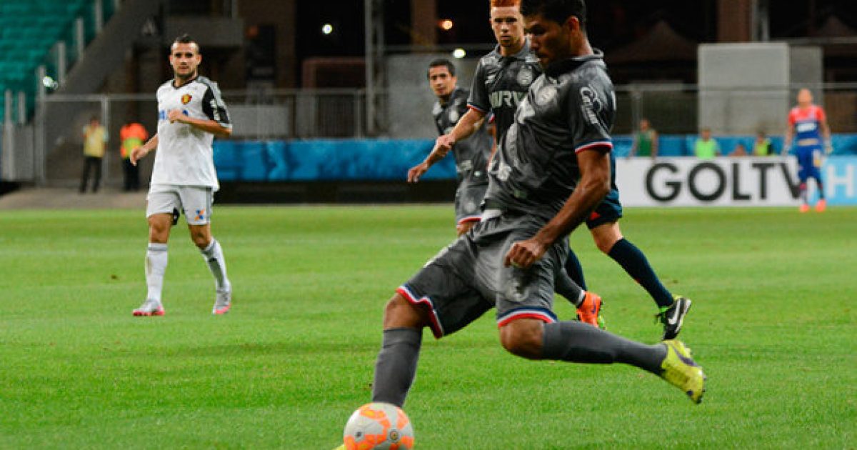 Bahia voltou a jogar com uniforme "de aço" (Foto: Mauro Akin Nassor)