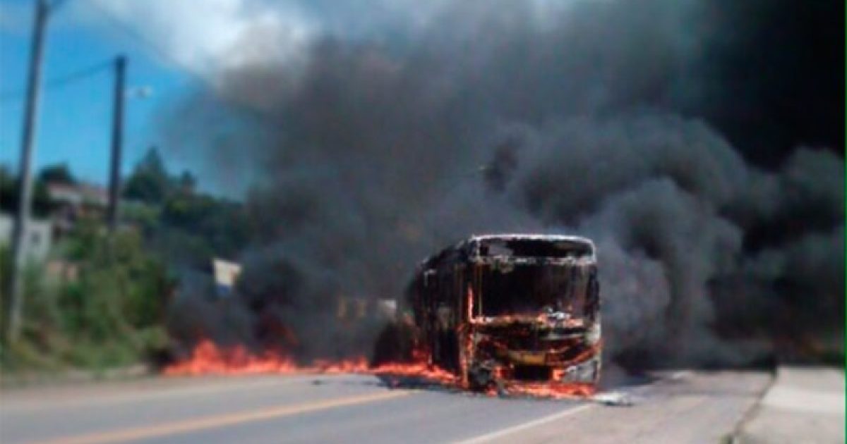 Ttrês homens atearam fogo em um ônibus na Base Naval de Aratu, em Salvador.(Foto: Reprodução / Juarez Soares)