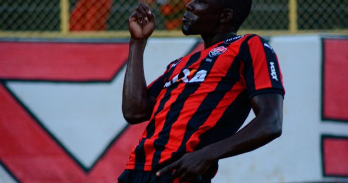 Zagueiro Kanu marcou gol que deixa Vitória na porta da Série A
(Foto: Reprodução / Mauro Akin Nassor)