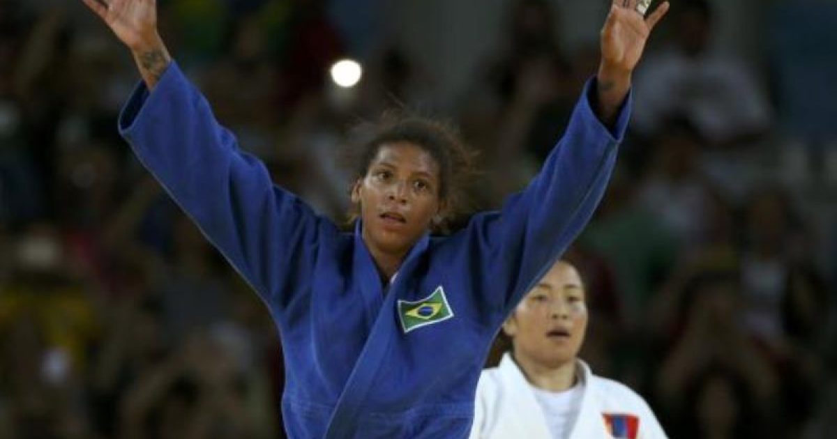 A judoca brasileira Rafaela Silva vence Dorjsürengiin Sumiya, da Mongólia, e conquista a primeira medalha de ouro do Brasil nos Jogos Rio 2016 (Foto: Reuters/Toru Hanai/Direitos Reservados)
