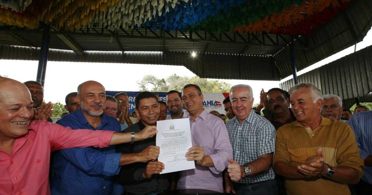 Governador Rui Costa assina Ordem de Serviço para a pavimentação da rodovia BA 504, no município de Ouriçangas (Foto: Manu Dias/GOVBA)