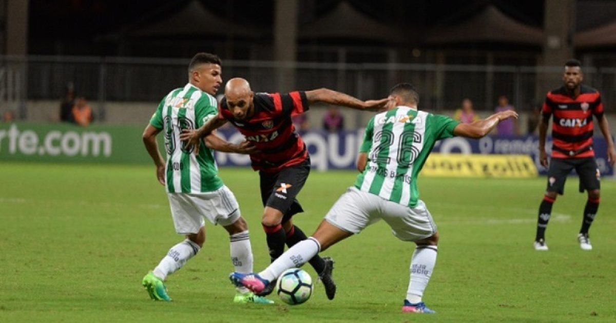 Paulinho tenta passar por marcação dos jogadores do Coritiba (Foto: Betto Jr./Correio)