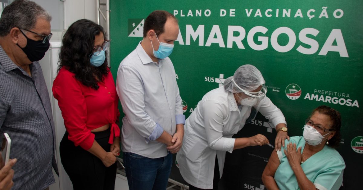 Neuza Pereira, servidora que trabalha há 44 anos no hospital municipal, foi a primeira pessoa a ser vacinada em Amargosa. Foto: Divulgação