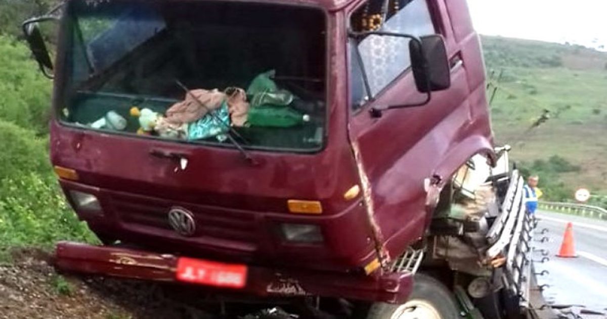 Quando ele já estava fora da carreta, um caminhão bateu no fundo do veículo. Com o impacto, a carreta foi empurrada e atingiu o homem.  (Foto: Jair Medrado/Arquivo Pessoal)