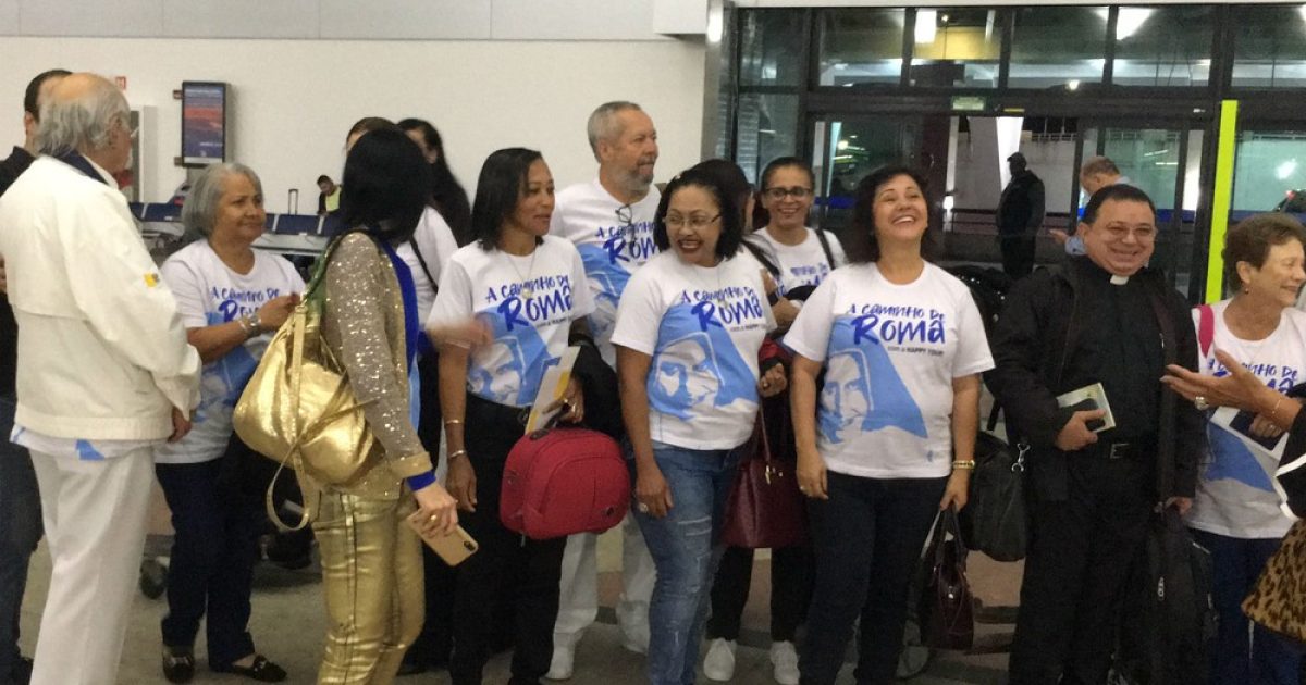 Grupo no aeroporto de Salvador para embargar com destino a Roma, para a canonização de Irmã Dulce — Foto: Alan Tiago Alves/G1
