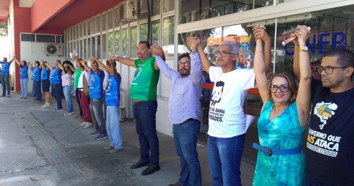 Professores fizeram abraço simbólico, no campus de Salvador da Uneb (Foto: Divulgação/ Aduneb)