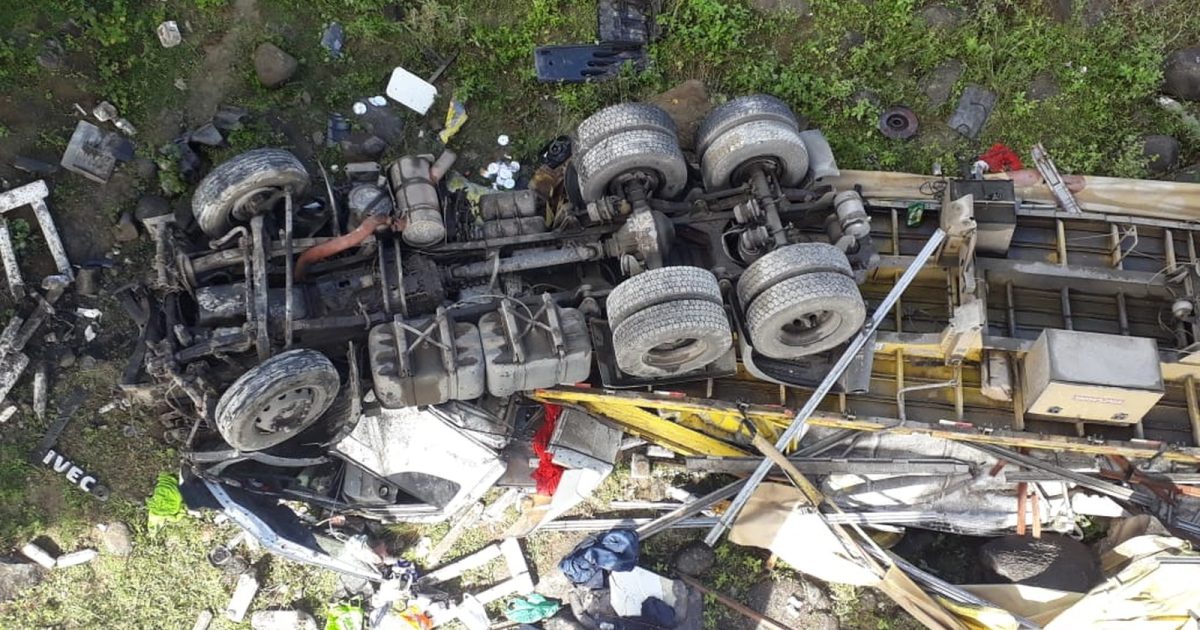Caminhão ficou destruído após queda na BA-680 (Foto: Divulgação/ Polícia Militar)