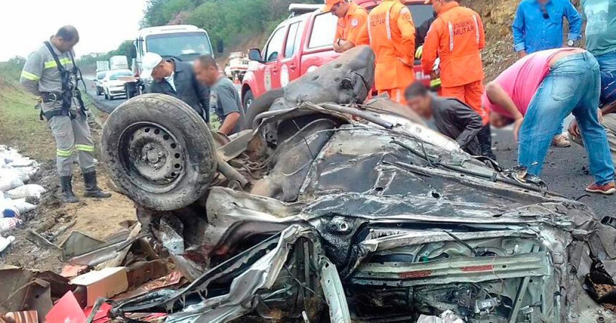 Acidente deixou carro destruído (Foto: Itituçu online)