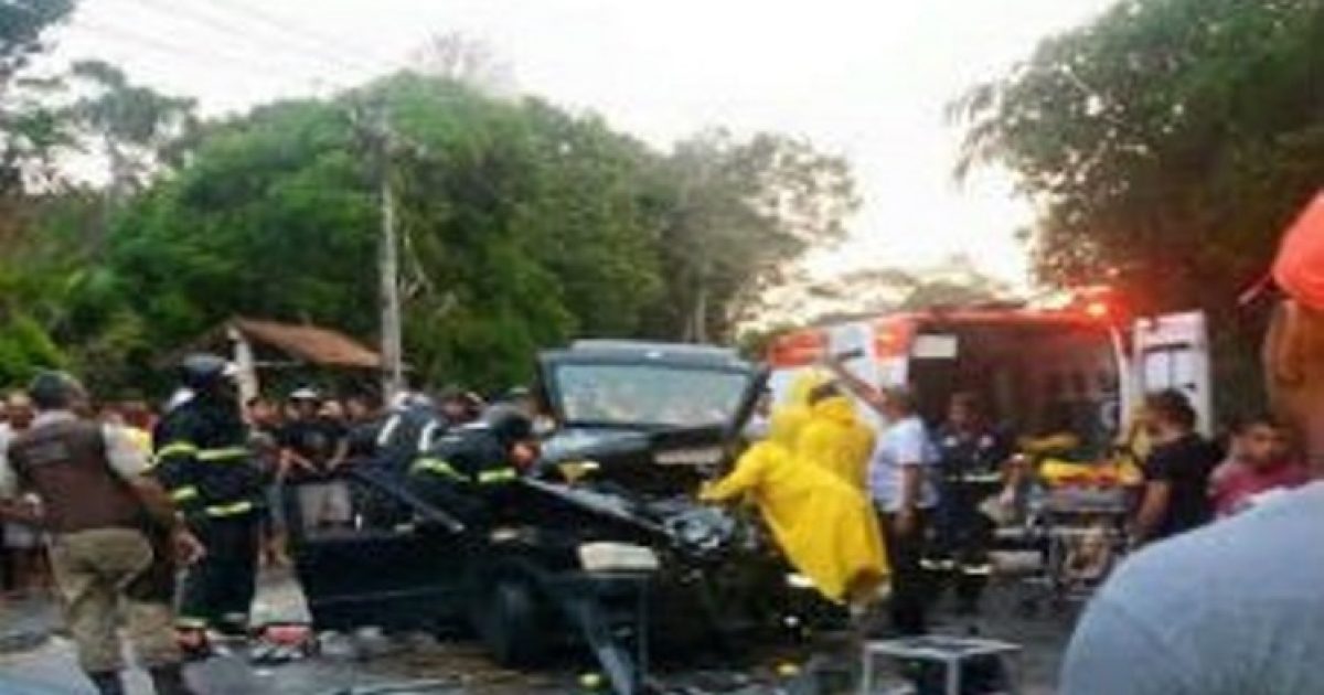 Acidente envolvendo uma kombi deixou dois mortos e 13 feridos na Bahia (Foto: Sulbahianews)