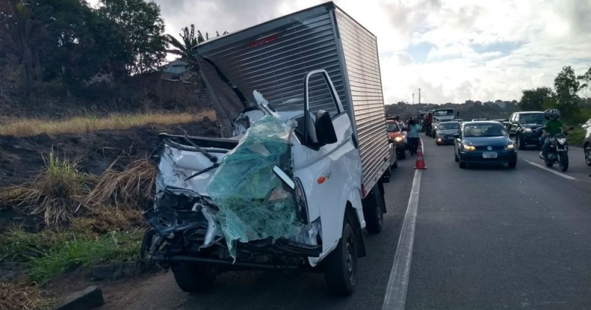 Caminhão ficou com a cabine destruída após a batida (Foto: Adriana Oliveira/TV Bahia)