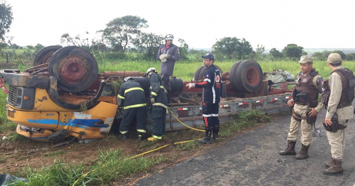 Motorista do caminhão morreu no local (Foto: Elvis Araújo/Blog Braga)