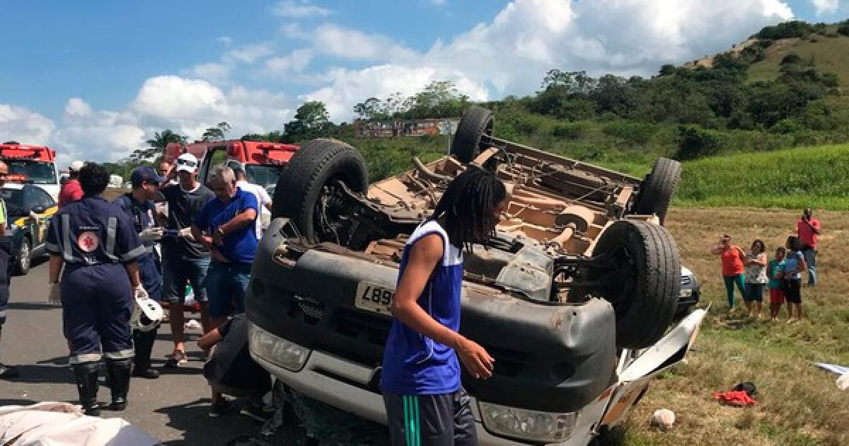 Van transportava 11 pessoas no momento do acidente (Foto: Divulgação/Graer)