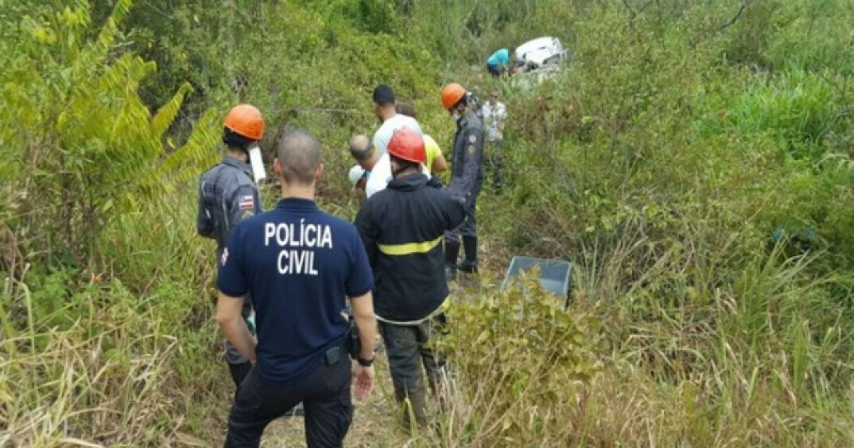 Carro capotou e caiu em ribanceira na BR-101 (Foto: Rafael Vedra / Liberdadenews.com.br)