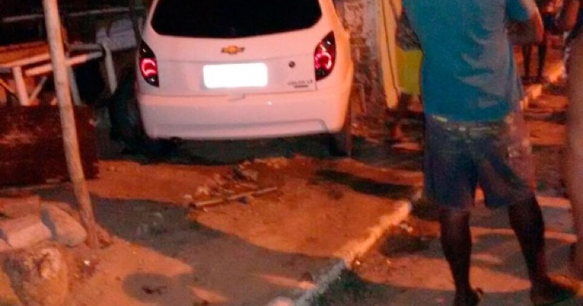 Carro derrubou muro, invadiu casa e matou idosa de 92 anos (Foto: Eduardo Passos/Arquivo pessoal)